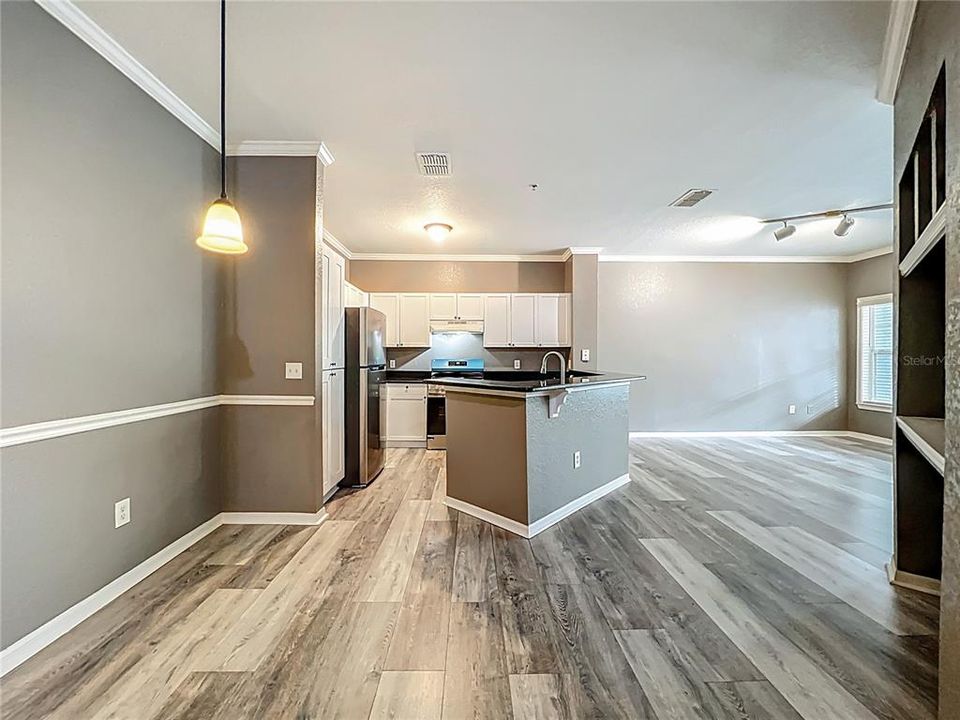 Active With Contract: $190,000 (1 beds, 1 baths, 782 Square Feet)