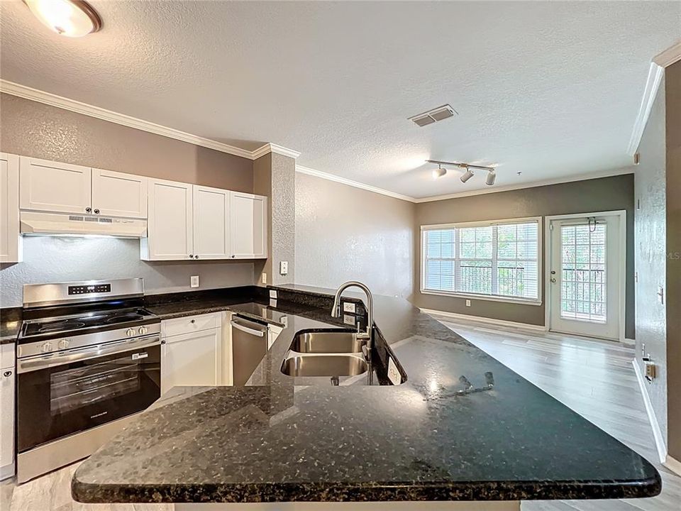 Active With Contract: $190,000 (1 beds, 1 baths, 782 Square Feet)