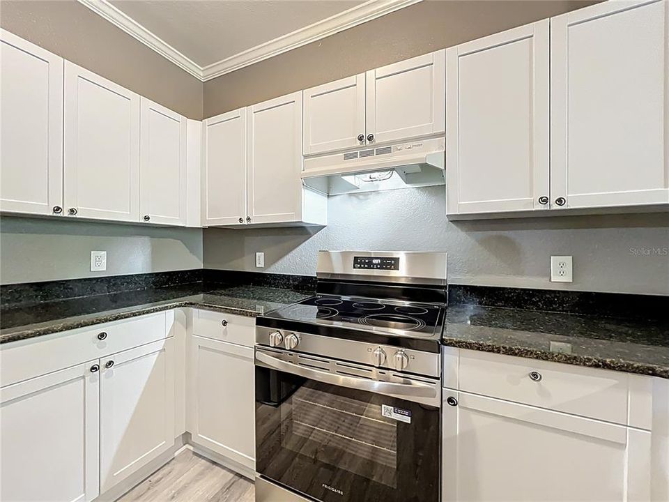 Active With Contract: $190,000 (1 beds, 1 baths, 782 Square Feet)