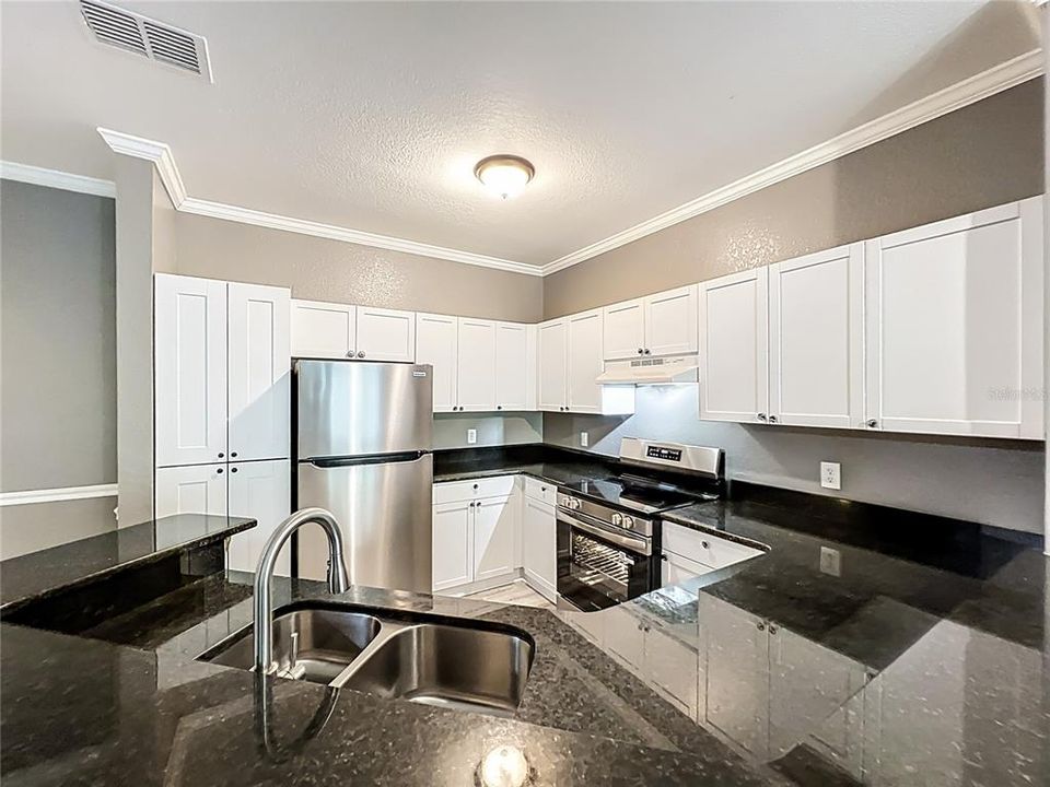 Active With Contract: $190,000 (1 beds, 1 baths, 782 Square Feet)