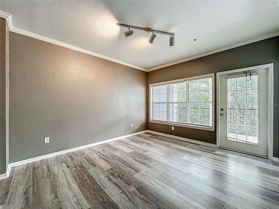 Active With Contract: $190,000 (1 beds, 1 baths, 782 Square Feet)