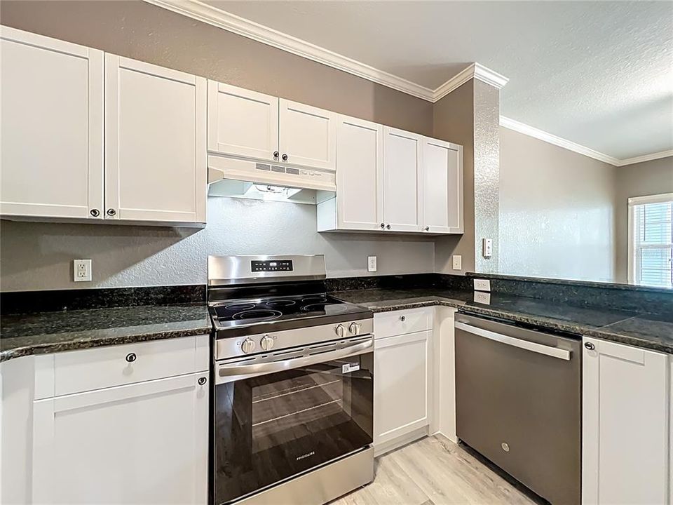 Active With Contract: $190,000 (1 beds, 1 baths, 782 Square Feet)