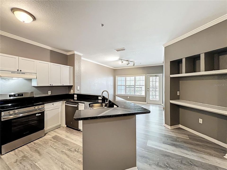 Active With Contract: $190,000 (1 beds, 1 baths, 782 Square Feet)