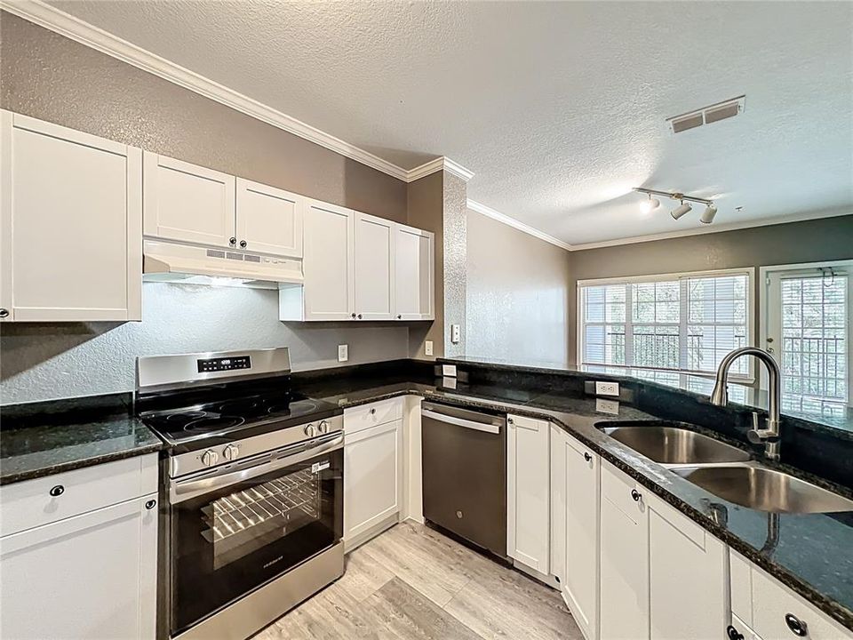 Active With Contract: $190,000 (1 beds, 1 baths, 782 Square Feet)