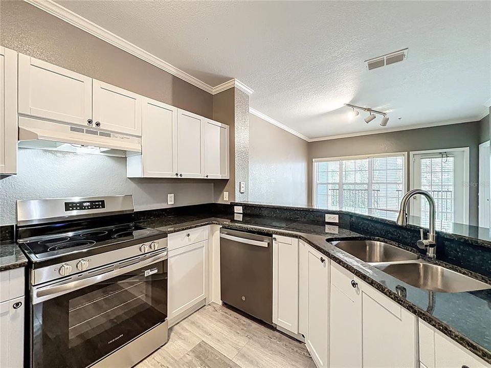 Active With Contract: $190,000 (1 beds, 1 baths, 782 Square Feet)
