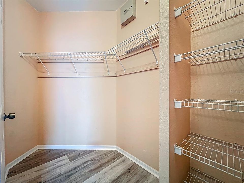 Active With Contract: $190,000 (1 beds, 1 baths, 782 Square Feet)