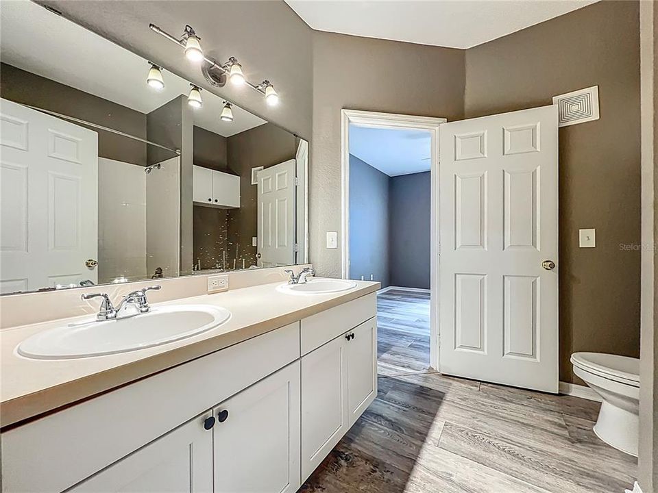 Active With Contract: $190,000 (1 beds, 1 baths, 782 Square Feet)