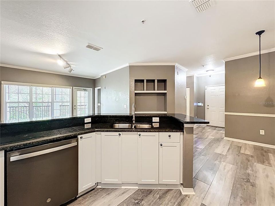 Active With Contract: $190,000 (1 beds, 1 baths, 782 Square Feet)