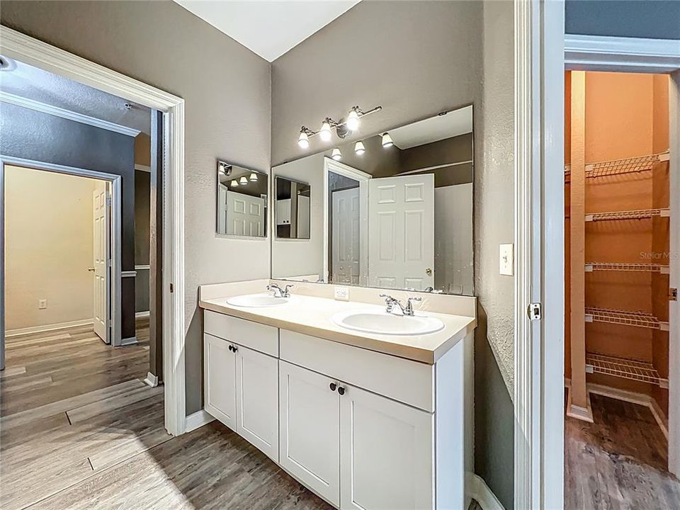 Active With Contract: $190,000 (1 beds, 1 baths, 782 Square Feet)