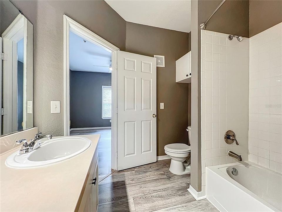 Active With Contract: $190,000 (1 beds, 1 baths, 782 Square Feet)