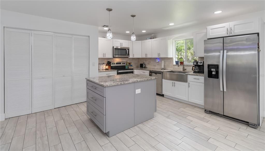 待售: $379,000 (5 贝兹, 2 浴室, 2072 平方英尺)