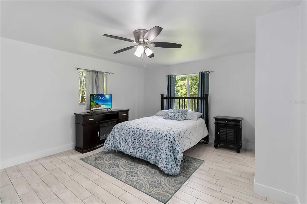 待售: $379,000 (5 贝兹, 2 浴室, 2072 平方英尺)