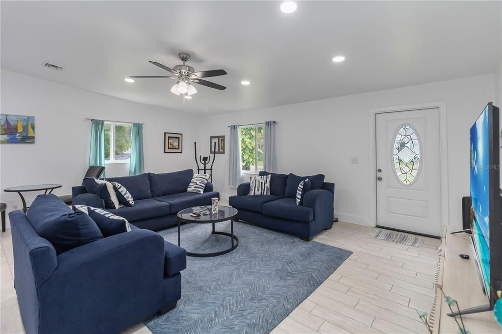 待售: $379,000 (5 贝兹, 2 浴室, 2072 平方英尺)