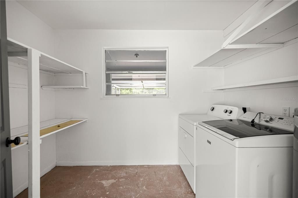 Active With Contract: $299,000 (4 beds, 0 baths, 986 Square Feet)