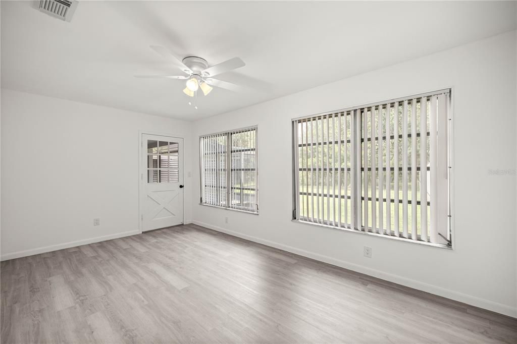 Active With Contract: $299,000 (4 beds, 0 baths, 986 Square Feet)