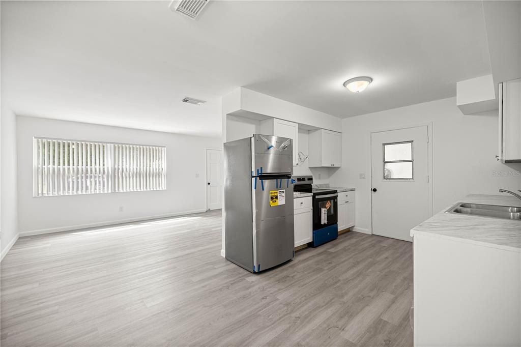 Active With Contract: $299,000 (4 beds, 0 baths, 986 Square Feet)