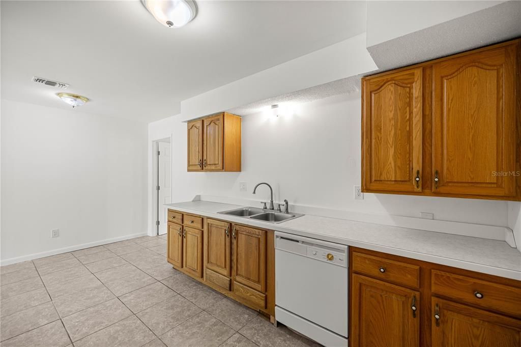 Active With Contract: $299,000 (4 beds, 0 baths, 986 Square Feet)