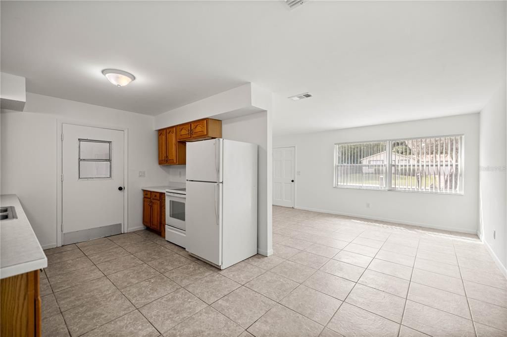 Active With Contract: $299,000 (4 beds, 0 baths, 986 Square Feet)