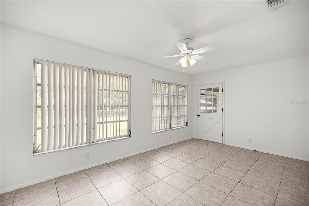 Active With Contract: $299,000 (4 beds, 0 baths, 986 Square Feet)