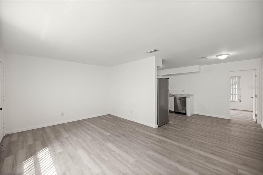 Active With Contract: $299,000 (4 beds, 0 baths, 986 Square Feet)