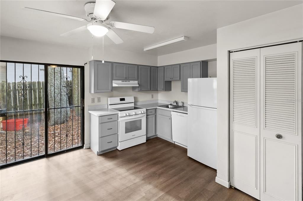 For Rent: $1,095 (2 beds, 1 baths, 1740 Square Feet)