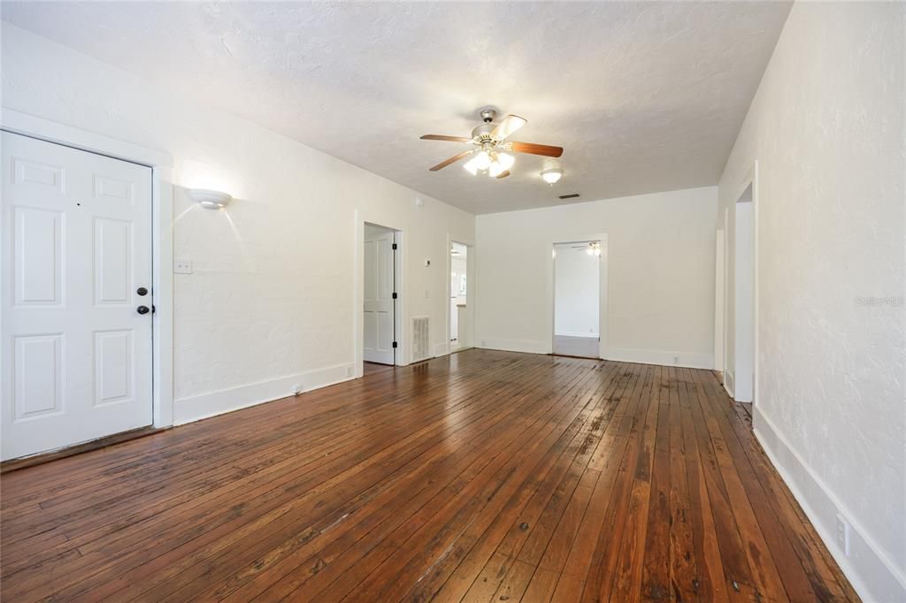 待售: $420,000 (4 贝兹, 2 浴室, 1346 平方英尺)