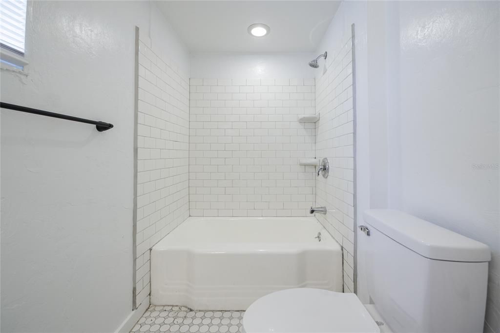 待售: $420,000 (4 贝兹, 2 浴室, 1346 平方英尺)