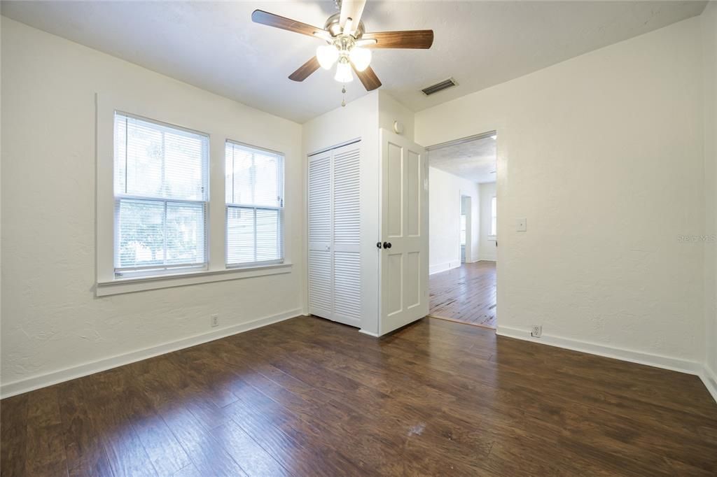 待售: $420,000 (4 贝兹, 2 浴室, 1346 平方英尺)