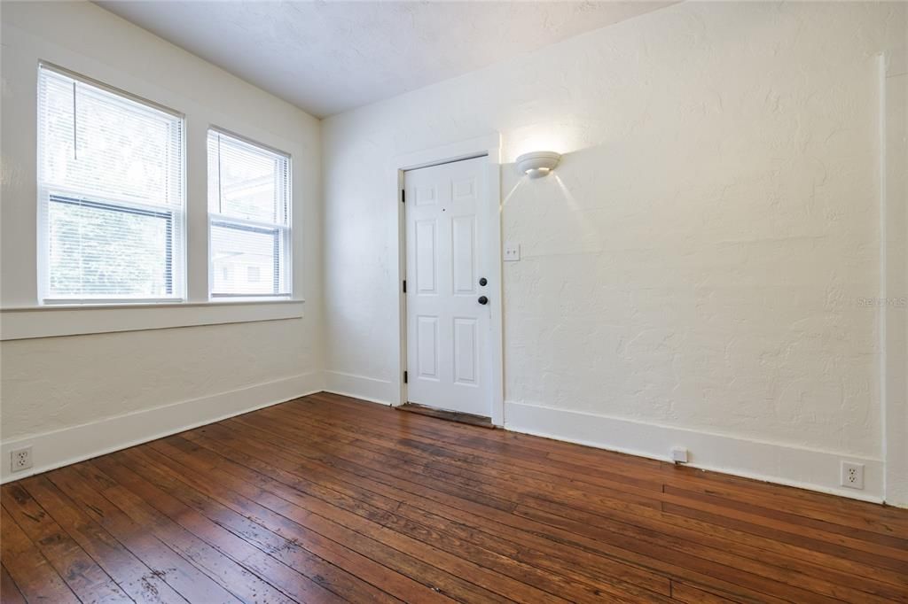 待售: $420,000 (4 贝兹, 2 浴室, 1346 平方英尺)