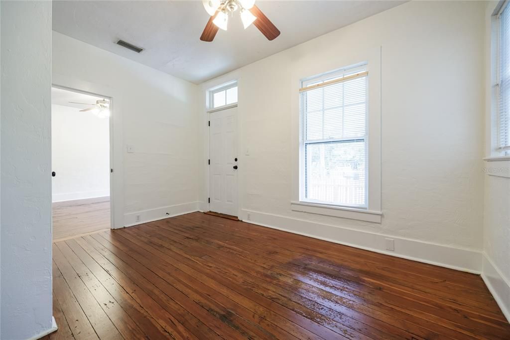 待售: $420,000 (4 贝兹, 2 浴室, 1346 平方英尺)