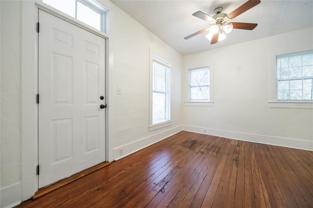 待售: $420,000 (4 贝兹, 2 浴室, 1346 平方英尺)