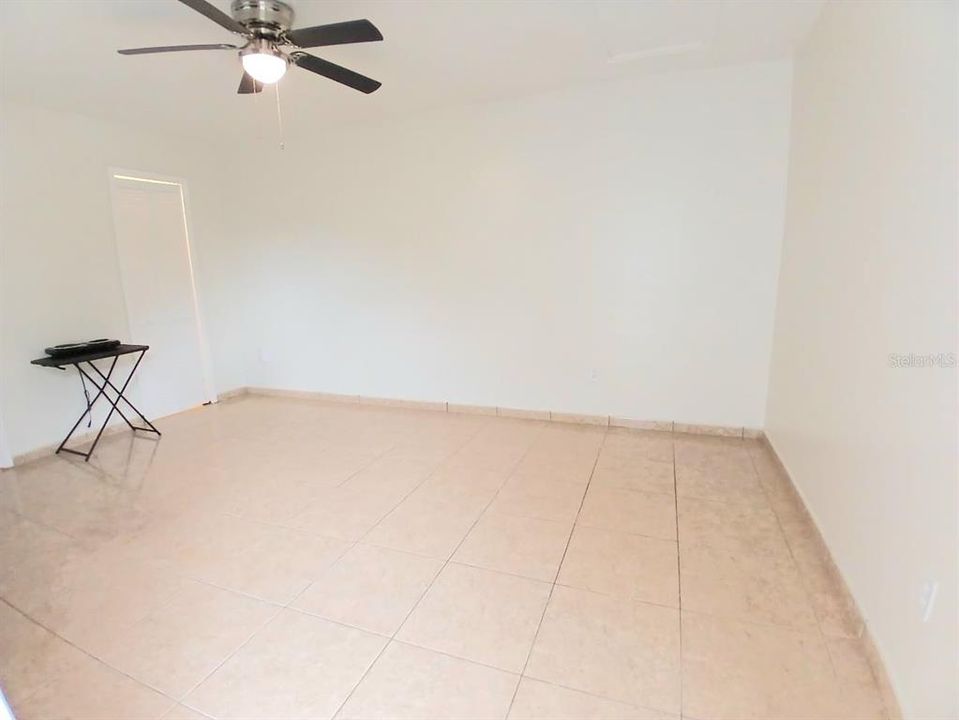 出租: $725 (1 贝兹, 1 浴室, 350 平方英尺)