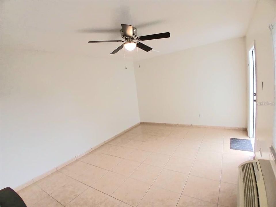 出租: $725 (1 贝兹, 1 浴室, 350 平方英尺)