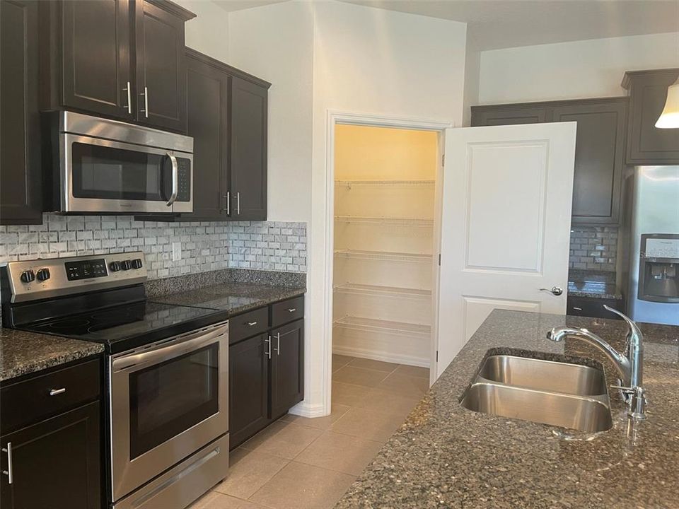 For Rent: $2,200 (3 beds, 2 baths, 1662 Square Feet)