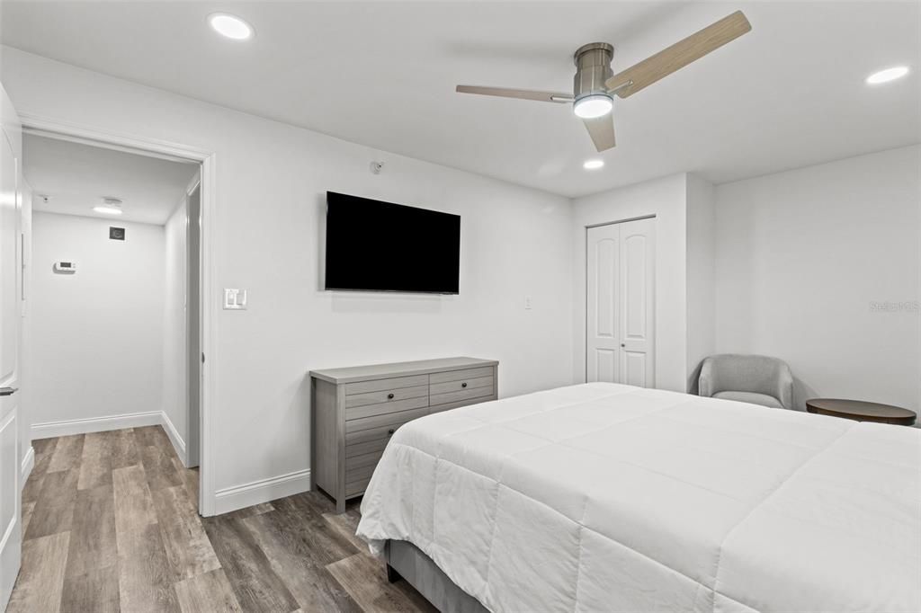 For Sale: $1,290,000 (2 beds, 2 baths, 1225 Square Feet)