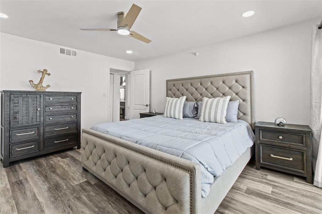 For Sale: $1,290,000 (2 beds, 2 baths, 1225 Square Feet)