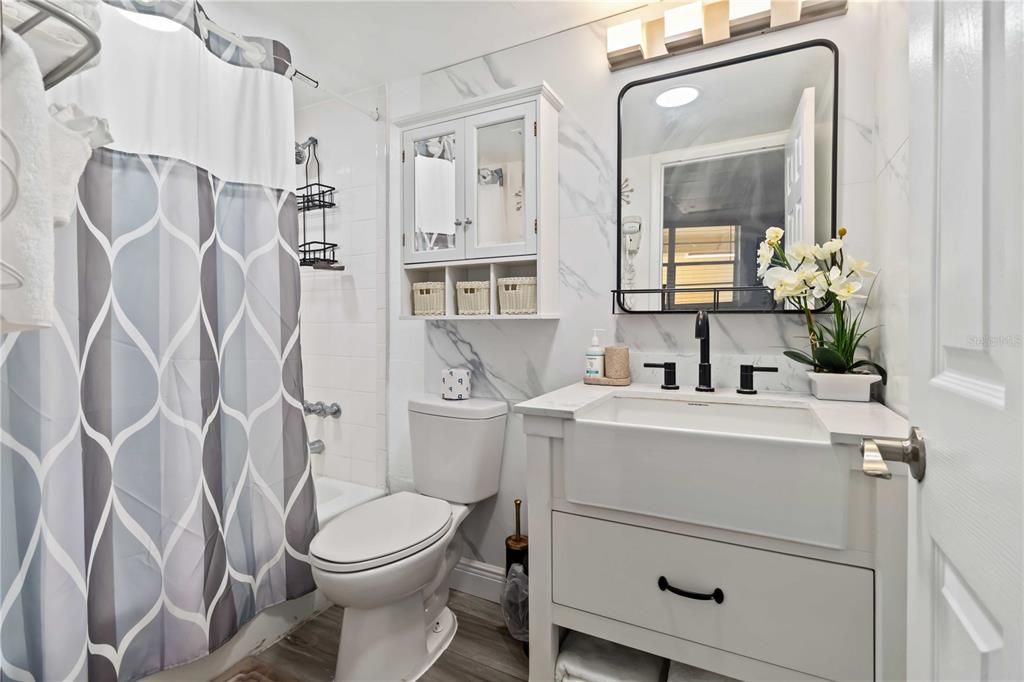 На продажу: $124,900 (2 спален, 1 ванн, 733 Квадратных фут)