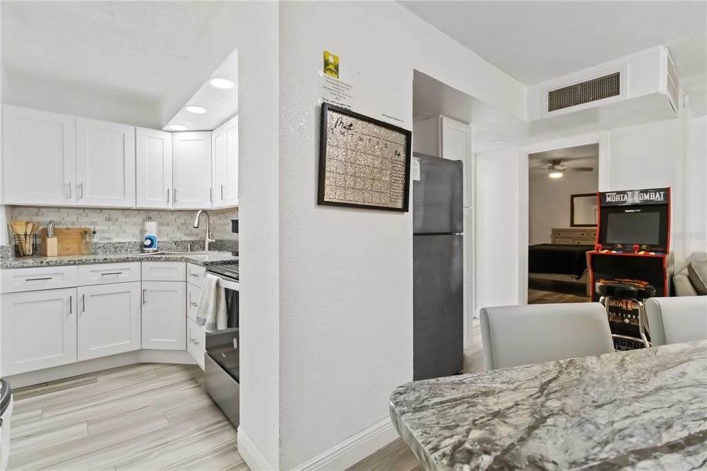 На продажу: $124,900 (2 спален, 1 ванн, 733 Квадратных фут)