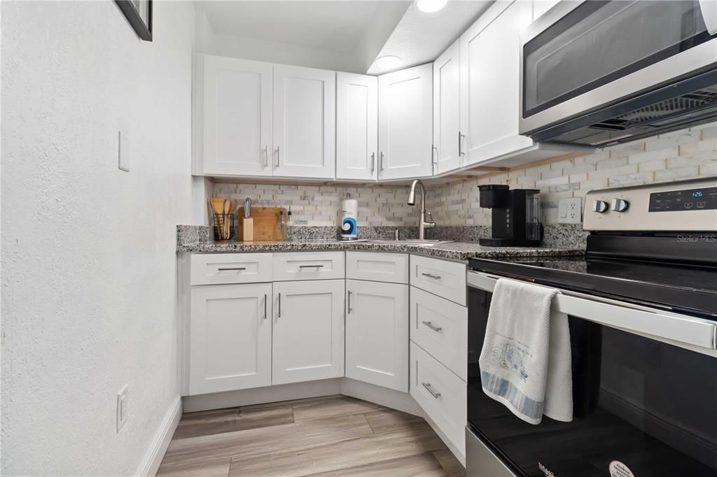 На продажу: $124,900 (2 спален, 1 ванн, 733 Квадратных фут)