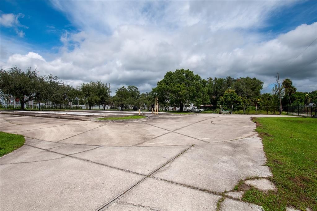 待售: $200,000 (0.55 acres)