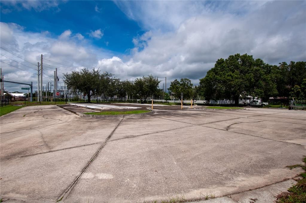 待售: $200,000 (0.55 acres)