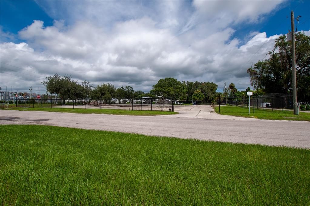 待售: $200,000 (0.55 acres)