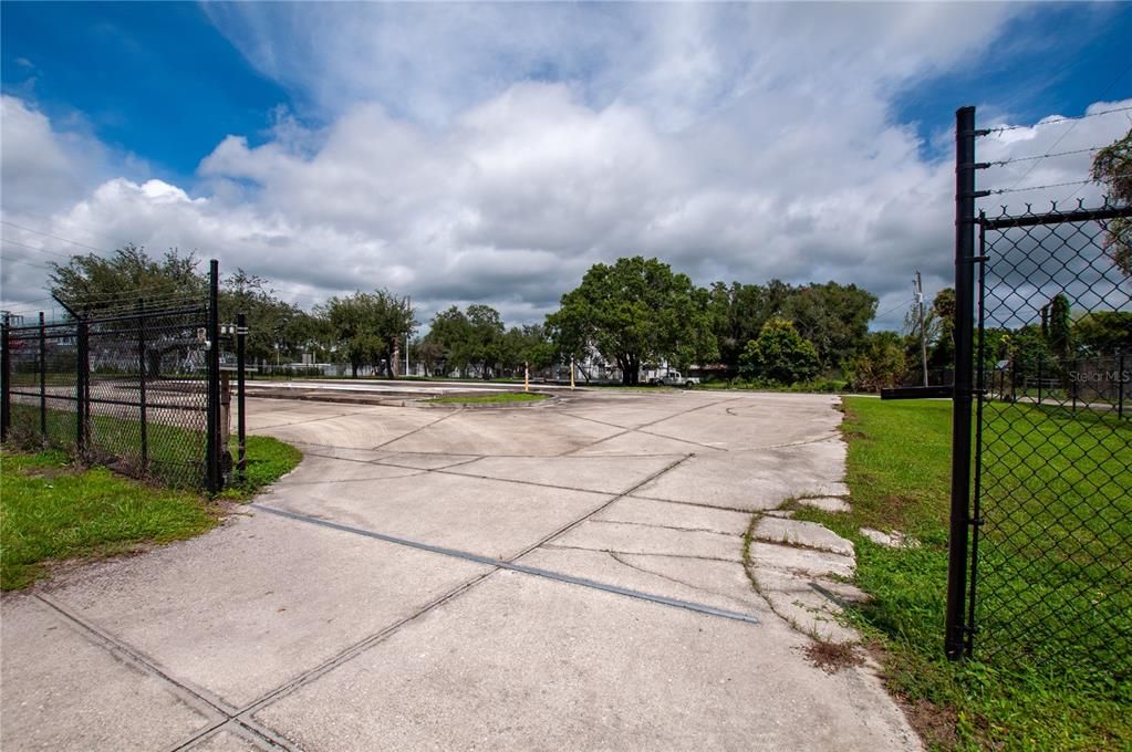 待售: $200,000 (0.55 acres)