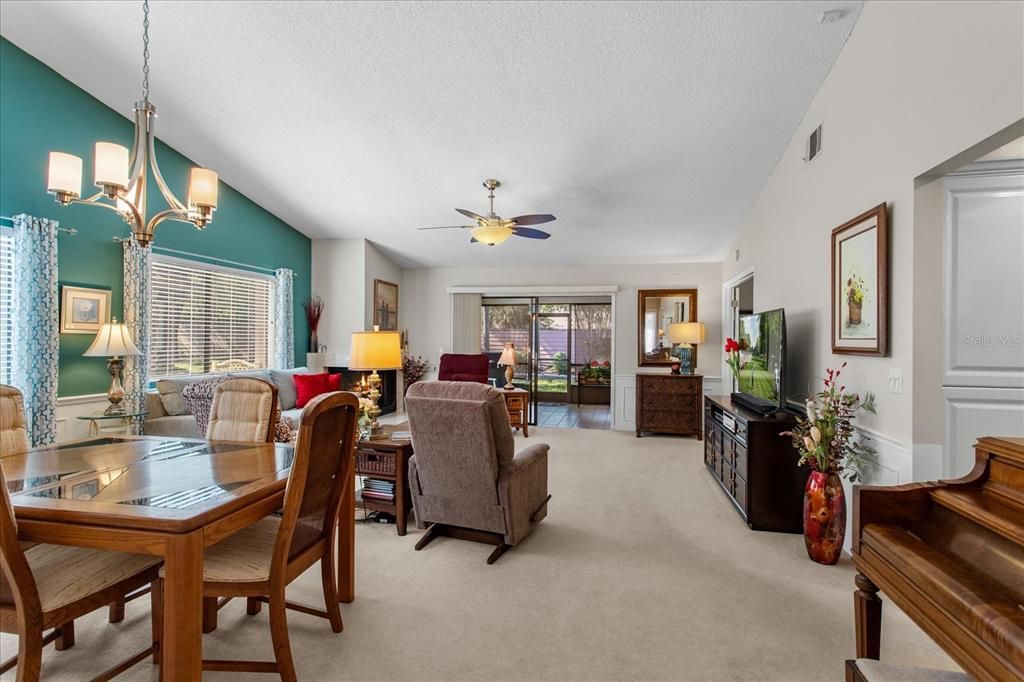 合同活跃: $329,500 (3 贝兹, 2 浴室, 1484 平方英尺)