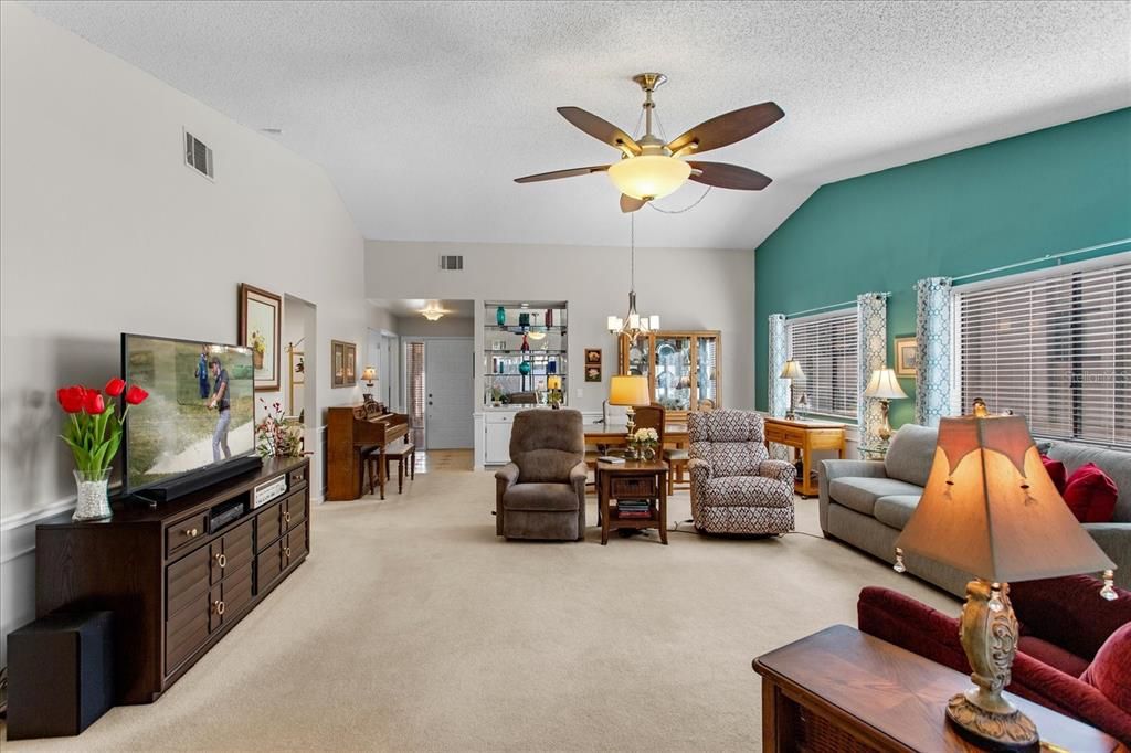 合同活跃: $329,500 (3 贝兹, 2 浴室, 1484 平方英尺)