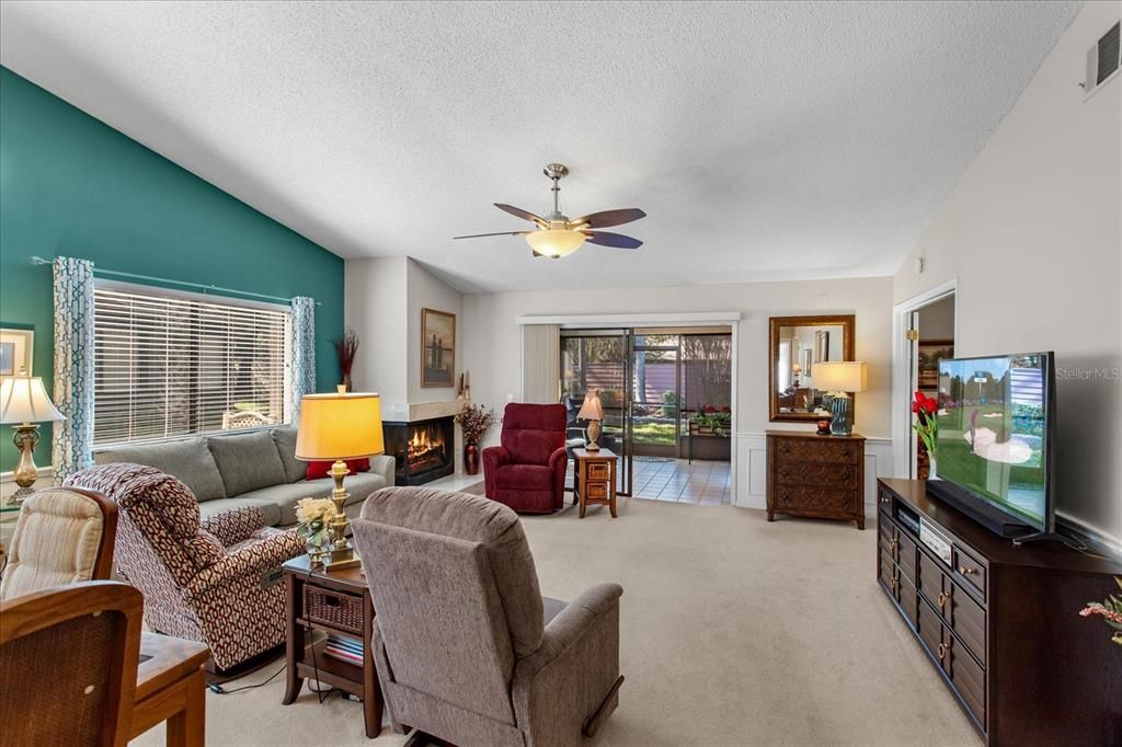 合同活跃: $329,500 (3 贝兹, 2 浴室, 1484 平方英尺)