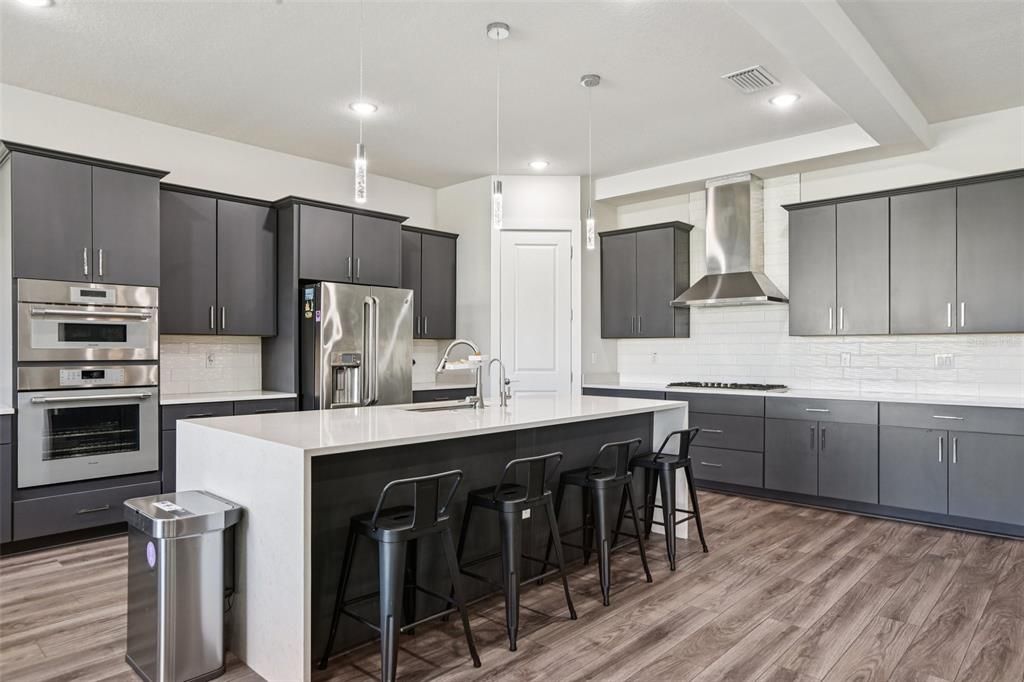 На продажу: $1,199,000 (6 спален, 4 ванн, 4854 Квадратных фут)