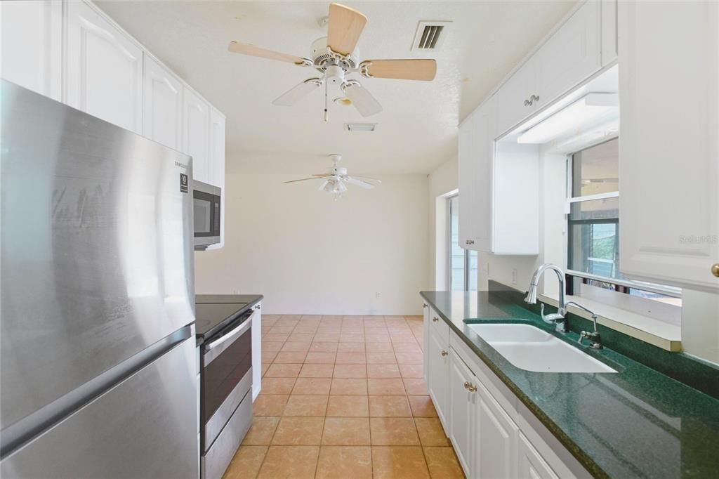 待售: $237,500 (2 贝兹, 2 浴室, 1064 平方英尺)