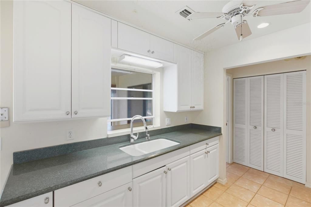 待售: $237,500 (2 贝兹, 2 浴室, 1064 平方英尺)