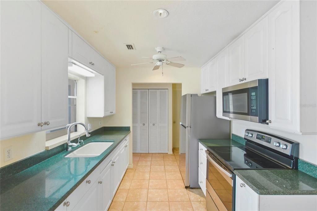 待售: $237,500 (2 贝兹, 2 浴室, 1064 平方英尺)